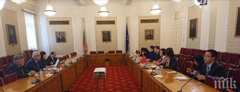 Зам.-председателят на парламента Явор Нотев се срещна с делегация от провинция
Джянси