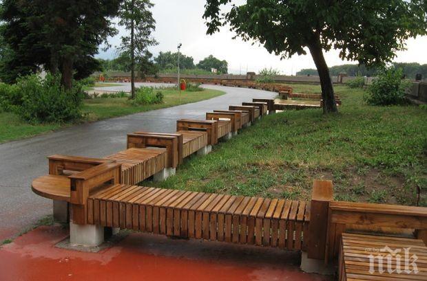 Пазарджик се фука с най-дългата пейка в света