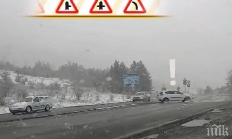 ОПАСНИ МАНЕВРИ: Шофьори рискуват много с обратен завой, за да спестят няколко километра до София