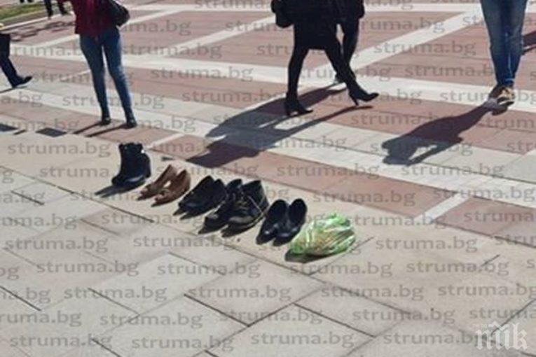 ПРОТЕСТ: Трима си оставиха старите обувки пред общината в Благоевград