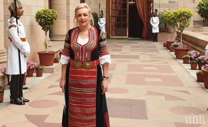 Посланикът на България в Индия се представи с народна носия