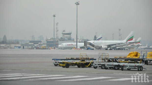 ИЗВЪНРЕДНО КАЦАНЕ: Самолет за Турция се приземи аварийно на летище София