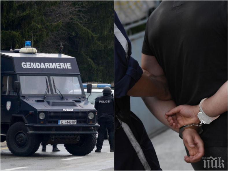 ОТ ПОСЛЕДНИТЕ МИНУТИ: Спецакция в сърцето на ромското гето в Бургас - има много арестувани (СНИМКИ)