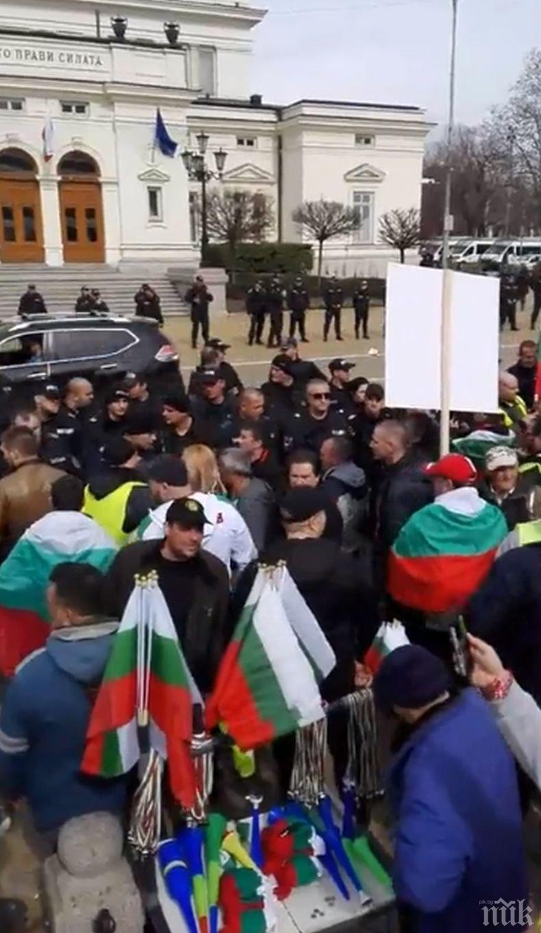ПЪРВО В ПИК: Протест от 20 души напира да сваля кабинета, начело с Йоло Денев - скандално ругаят полицията (СНИМКИ)