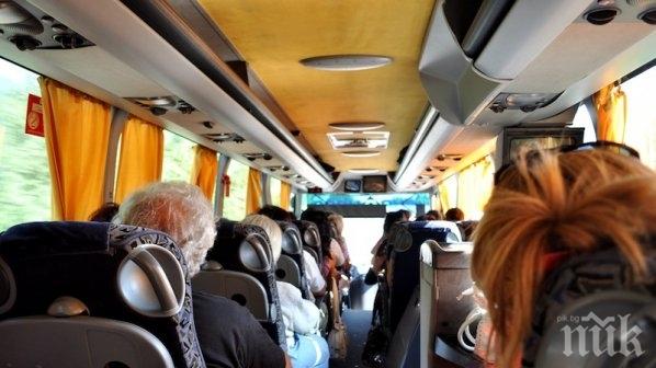 ШОК: Старец опипа дете в пълен автобус