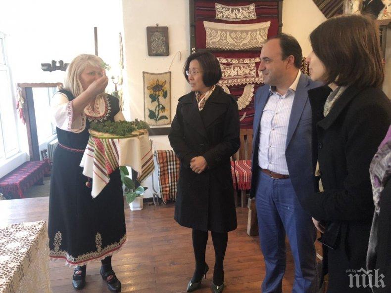 С ръчно тъкани колани, гайтани и чорапи посрещат китайци в Костенец