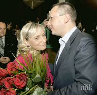 ПЪРВО В ПИК TV! ПРЕДИ ВОТА: Станишев донесе подарък за сина на Елена Йончева 