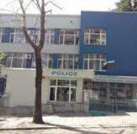 ЕКШЪН В САНДАНСКИ: Арестант вилня в районното - псува и рита полицаи, откърти вратата на клетката