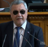 ПЪРВО В ПИК: Валери Симеонов с тъмни очила в парламента (ОБНОВЕНА)