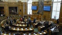 СТРАШЕН СКАНДАЛ: Изгониха бебе от парламента на Дания