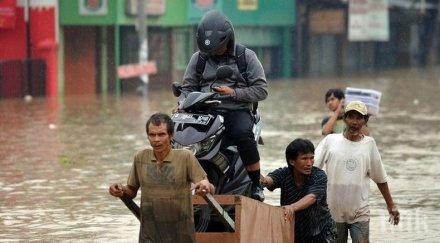 жертвите наводнения индонезия