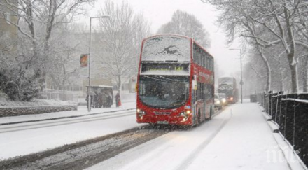 докато нас сме къси ръкави силен снеговалеж бурен вятър втресоха великобритания
