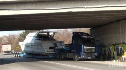 карък тираджия пробва набута яхта мост шумен видео