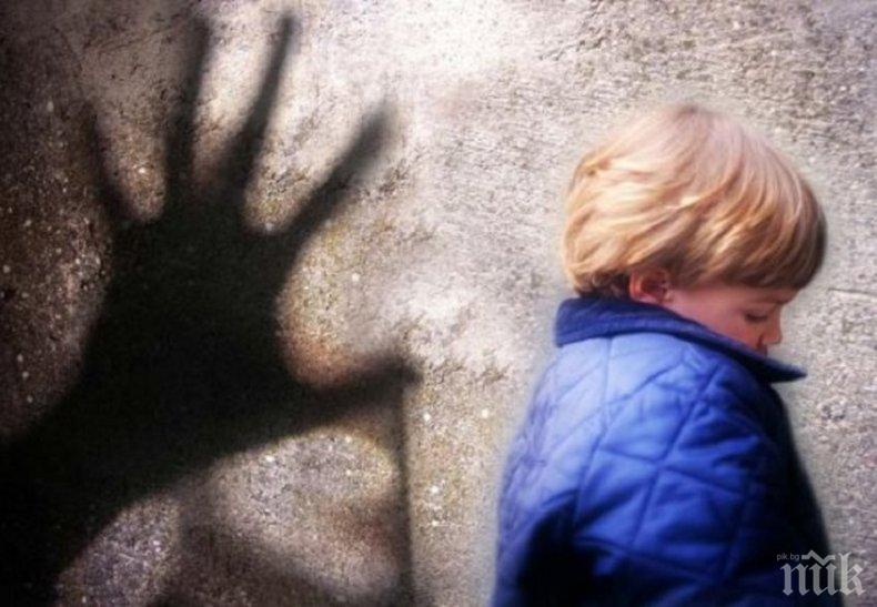 БРУТАЛНО: Ученичка накара първокласник да правят секс в тоалетната