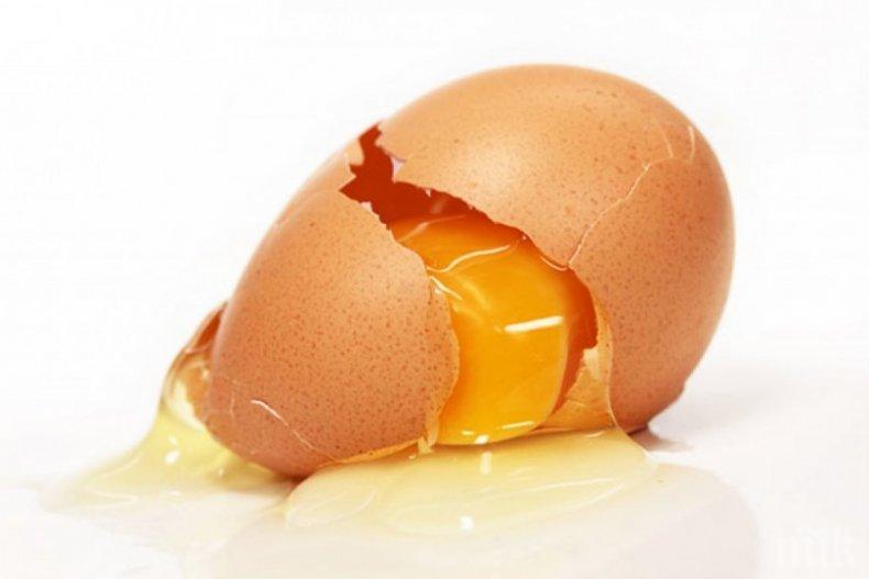 ТРЕНИРОВКА ЗА ВЕЛИКДЕН: Тийнейджър строши яйце в главата на депутат