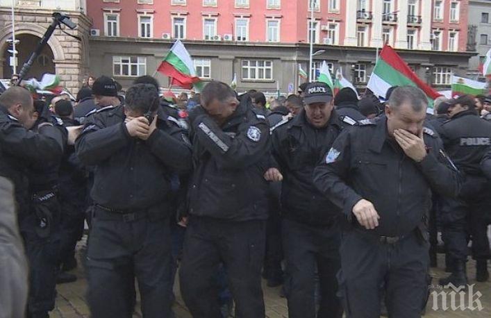 МВР-шеф за лютивия спрей на протеста: Плакали… По-добре, че полицаите са плакали, а не хората 