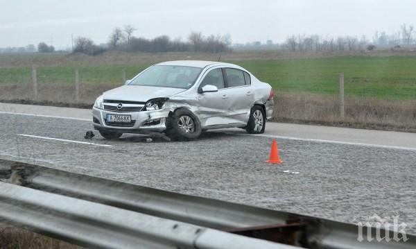ЗРЕЛИЩНО: Катастрофа на Тракия - бус изсипа кола в насрещното