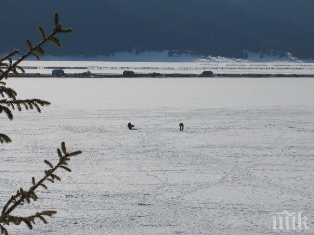 Мрежа с умряла риба извадиха от язовир Доспат