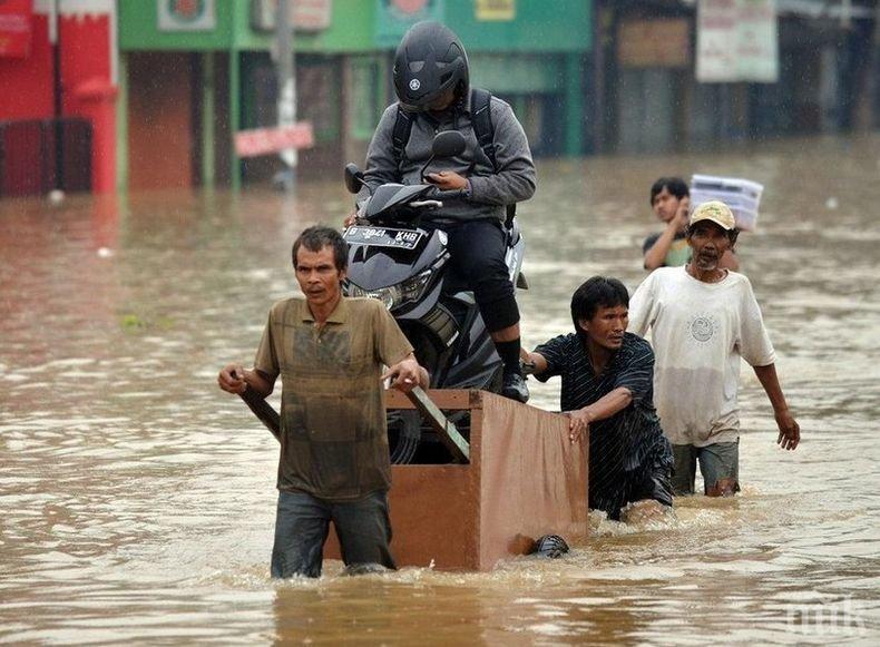 Над 40 са жертвите на наводнения в Индонезия