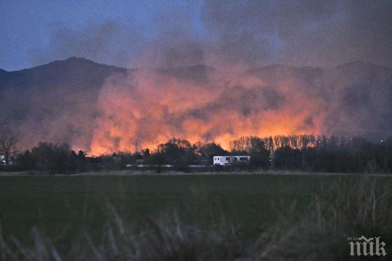 ОТ ПОСЛЕДНИТЕ МИНУТИ: Голям пожар край Световрачене, стигнал е до кв. Надежда (СНИМКИ)