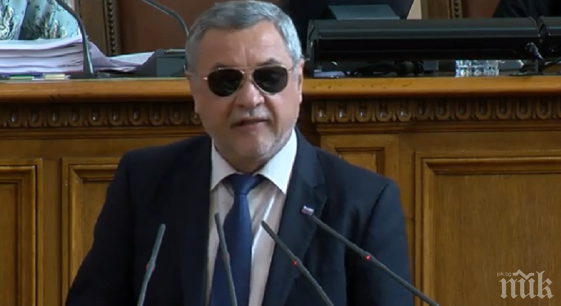 ПЪРВО В ПИК: Валери Симеонов с тъмни очила в парламента (ОБНОВЕНА)