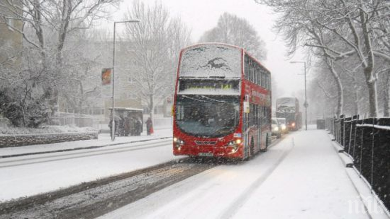 Докато у нас сме по къси ръкави, силен снеговалеж и бурен вятър втресоха Великобритания
