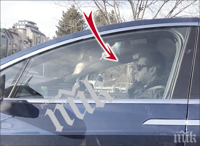 ФОТОБОМБА В ПИК И РЕТРО: Иван Христов яхна колата на Владимир Путин (ПАПАРАШКИ СНИМКИ)