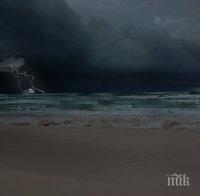 Евакуират 1300 пасажери от аварирал круизен кораб 