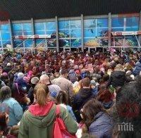 Мелета пред Делфинариума заради безплатен вход (СНИМКИ)