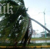 Австралия евакуира 2000 души заради мощен циклон