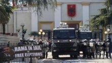 НОВИ СБЛЪСЪЦИ: Демонстранти щурмуваха сградата на полицията в Тирана