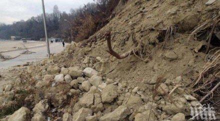 свлачище блокира път