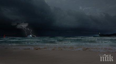 евакуират 1300 пасажери аварирал круизен кораб