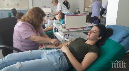 абитуриенти дариха кръв запомнят завършването