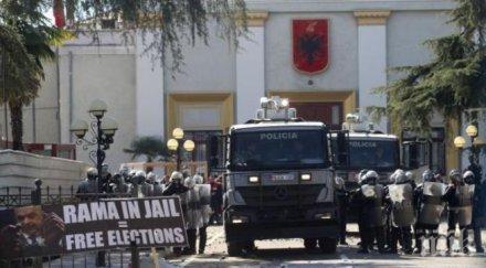 сблъсъци демонстранти щурмуваха сградата полицията тирана