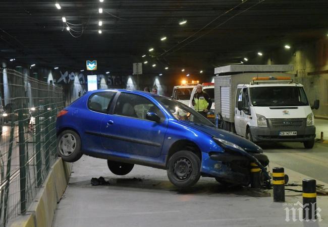 ОТ ПОСЛЕДНИТЕ МИНУТИ: Кола се разби в подлеза на НДК (СНИМКИ/ОБНОВЕНА)