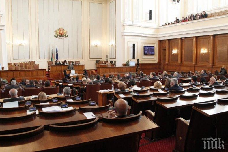 Депутатите пият кафе във вафлени чаши