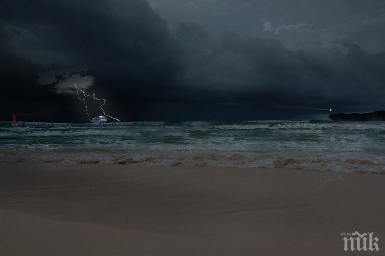 Евакуират 1300 пасажери от аварирал круизен кораб 