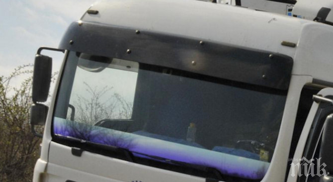 ИЗВЪНРЕДНО: Камион се преобърна край Бобошево