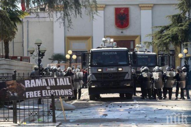 НОВИ СБЛЪСЪЦИ: Демонстранти щурмуваха сградата на полицията в Тирана