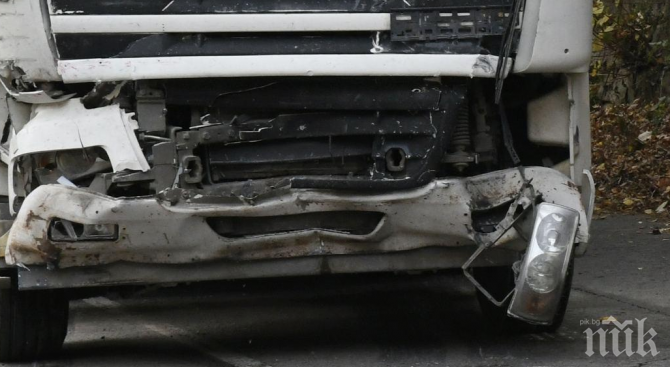 ОТ ПОСЛЕДНИТЕ МИНУТИ: Два камиона се удариха на Тракия! Единият шофьор е в болница, има и задръстване (СНИМКИ/ОБНОВЕНА)
