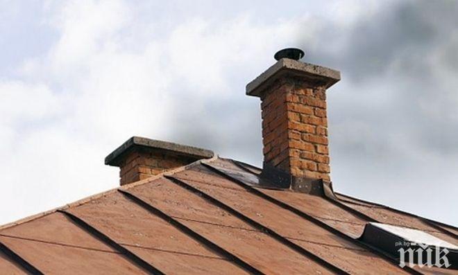 НА КОСЪМ: Ураганът в Хасково изтръгна покрив като салфетка, запрати го в училищен двор