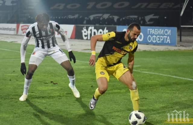 Двама от Ботев висят за мача с Левски