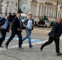 Волен побесня, обижда депутатите си, че не са го пазили (снимка)