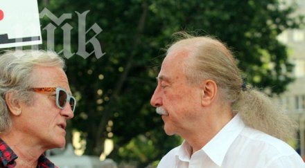 творци дават кръв протеста