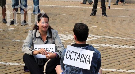 стотина протестиращи момента министерския съвет