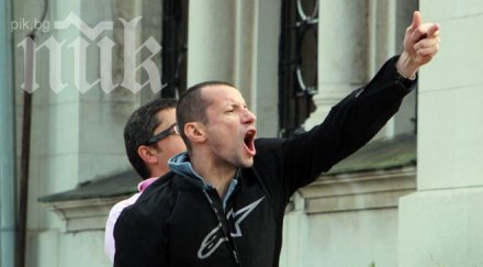 правят жива верига около парламента