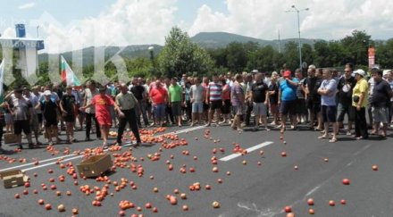 няколко тона домати станаха пюре пътя пловдив пещера