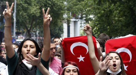 налагат глоби тракане тенджери протестите турция