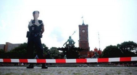 гръмнаха гол мъж нож берлин